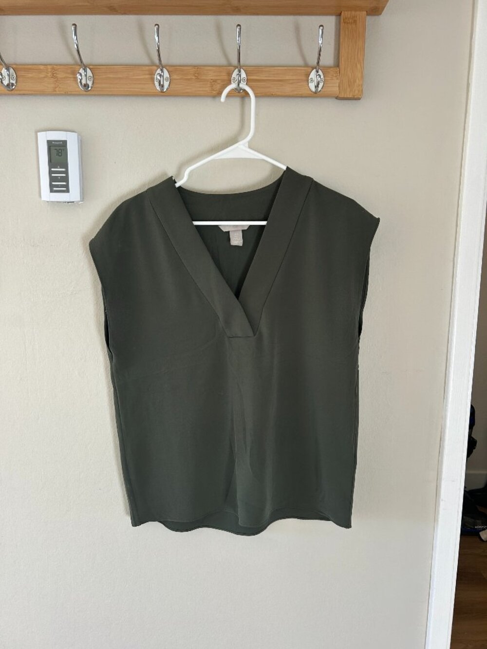 H&M Green V-Neck Blouse | Sleeveless Work Top | US 4